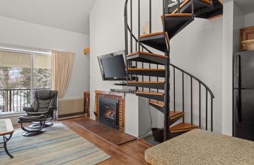 Warren Condo | Snowy Paradise Awaits: Walk to Sugarbush Mountain