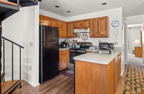 Warren Condo | Snowy Paradise Awaits: Walk to Sugarbush Mountain