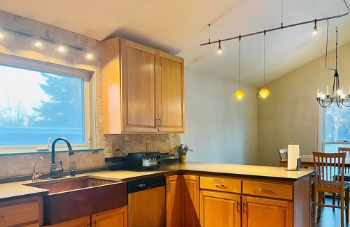 Scenic Foothills House | Snug as a Bug Home for 8