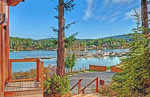 Friday Harbor Cabin | Snug Harbor Resort and Marina - One Bedroom Water View Cabin