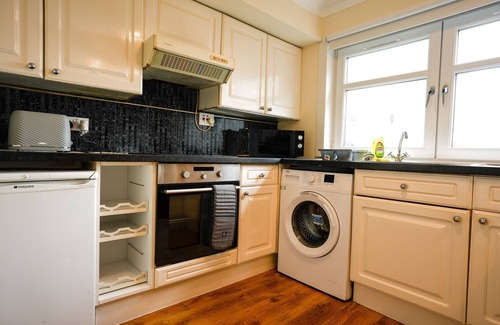 Chapelhall Apartment | Snug Modern Apartment