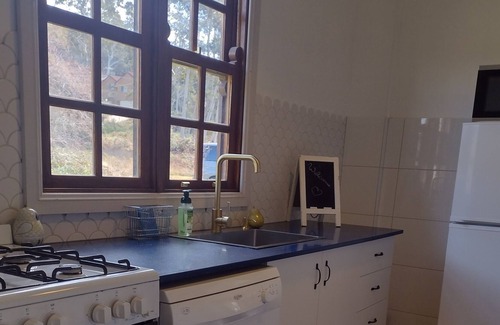 Katoomba Cottage | Snuggle Inn Cosy Mountain Charmer Fireplace Garden Close to walks/cafes