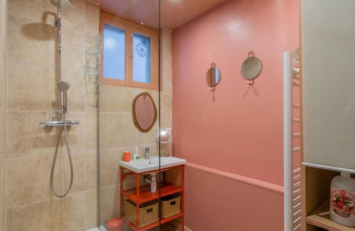 Saint-Victor Apartment | Sobre design near Vieux Port