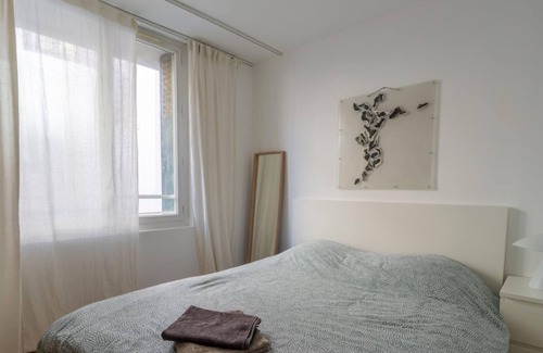 Saint-Victor Apartment | Sobre design near Vieux Port