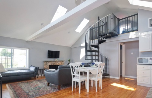 Montville Cottage | Social Distancing Escape on Oxoboxo Lake! Waterfront!!