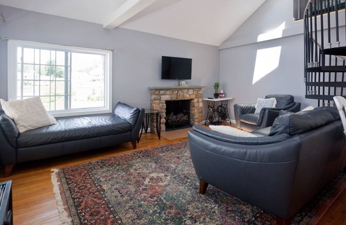 Montville Cottage | Social Distancing Escape on Oxoboxo Lake! Waterfront!!