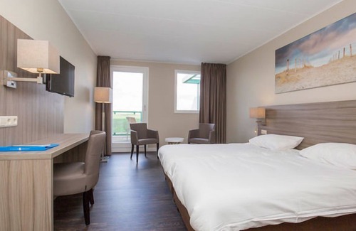 Callantsoog Hotel | Soft Sands, Smooth Swings | Perfect Haven w/Water Sports & Beach Vibes | 3 Units