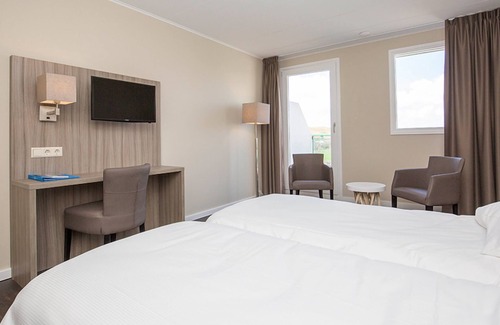 Callantsoog Hotel | Soft Sands, Smooth Swings | Perfect Haven w/Water Sports & Beach Vibes | 3 Units