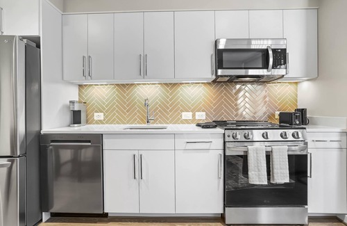 North Rosslyn Apartment | Sojourn Rosslyn Gym Pool Rooftop & Free Parking