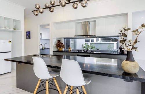 Banksia Beach House | 'Solander Sanctuary by the Water'