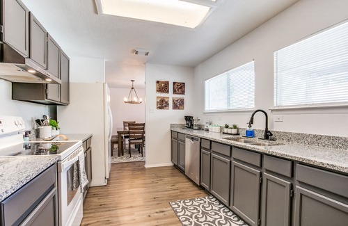 West San Antonio House | Solar Oasis: Pool, Waterfall, Jacuzzi & Salu Spa