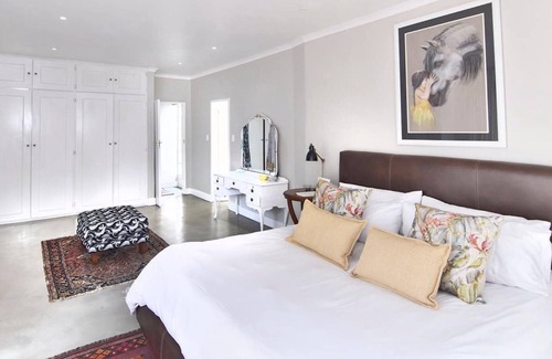 Greater Johannesburg Metropolitan Area Villa | SOLAR POWER, FIBRE, SECURE. Enjoy all city living can offer with a country feel.
