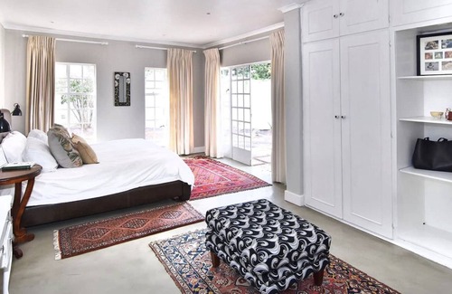 Greater Johannesburg Metropolitan Area Villa | SOLAR POWER, FIBRE, SECURE. Enjoy all city living can offer with a country feel.