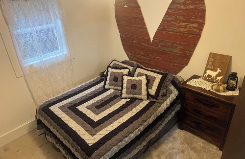 Middlebury Bed & Breakfast | Solar powered-Charming 1-Bedroom in Middlebury-Breakfast Available On Request