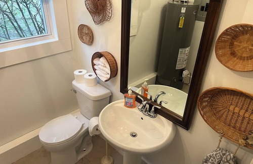 Middlebury Bed & Breakfast | Solar powered-Charming 1-Bedroom in Middlebury-Breakfast Available On Request