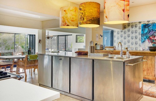 Cape Town City Centre House | Solar-Powered Table Mountain Retreat, Kid-Friendly Space with Lush Garden & Pool