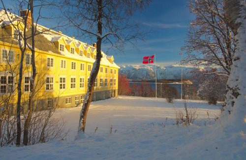 Lyngseidet House | Solhov, Castle of the Lyngen Alps