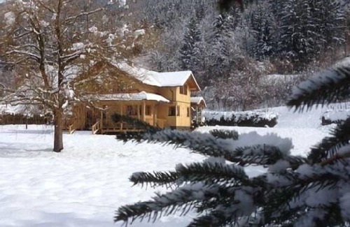 Malta House | Solid wood house with a fireplace, sauna and five bedrooms