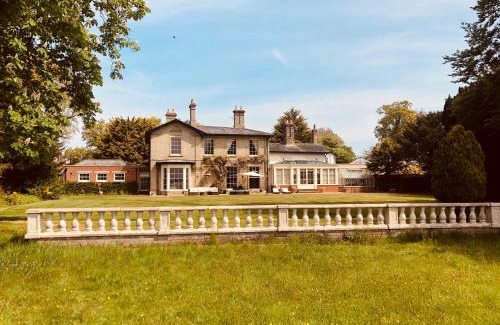Hopton Bed & Breakfast | Somerleyton Meadows - The Hideaway Hut & Hot Tub