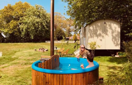 Hopton Bed & Breakfast | Somerleyton Meadows - The Hideaway Hut & Hot Tub