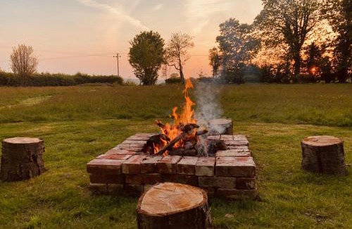 Hopton Bed & Breakfast | Somerleyton Meadows - The Hideaway Hut & Hot Tub