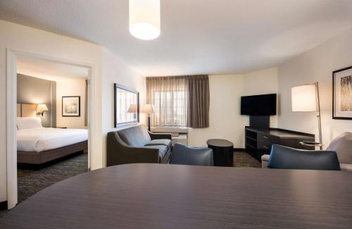 Warrenville Hotel | Sonesta Simply Suites Chicago Naperville