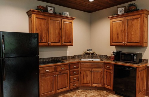 Dundee Cabin | Songbird Serenade Suite: Luxury, Lodge Suite in Amish Country, Ohio