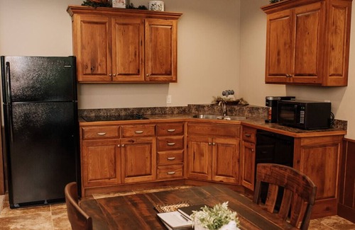 Dundee Cabin | Songbird Serenade Suite: Luxury, Lodge Suite in Amish Country, Ohio
