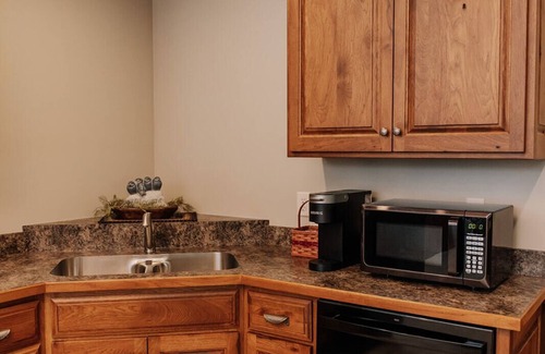 Dundee Cabin | Songbird Serenade Suite: Luxury, Lodge Suite in Amish Country, Ohio