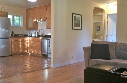 Sonoma Cottage | Sonoma Vineyard Cottage - enjoy wine country life. Peaceful yet central locale!