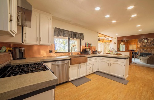 Phoenix Lake-Cedar Ridge House | Sonora Splendor – Stately 3 BDR on Secluded Lot w/Sauna, Pool Table & More!