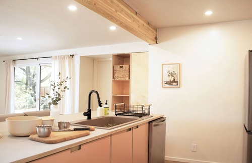 Tucson House | Sonoran Peach House - Lux Kitchen Mt View Flex Rm