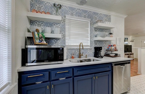 Norman House | SOONER SUITE - 5 Min From OU - Media Room & Fire Pit - 7 Guests