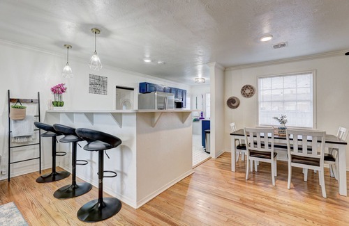 Norman House | SOONER SUITE - 5 Min From OU - Media Room & Fire Pit - 7 Guests