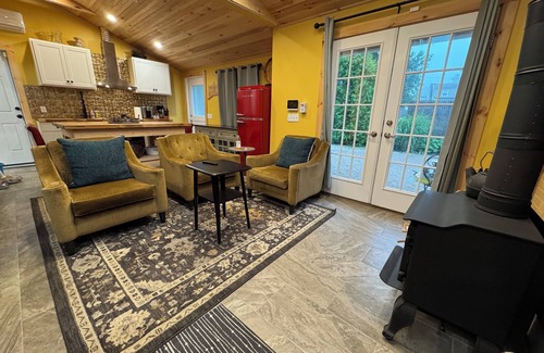 Stratford House | Soothing Carriage House with Hot Tub in charming Stratford