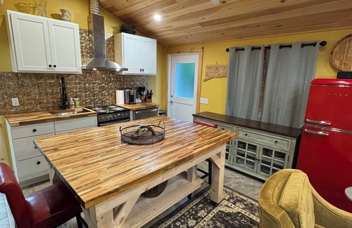 Stratford House | Soothing Carriage House with Hot Tub in charming Stratford