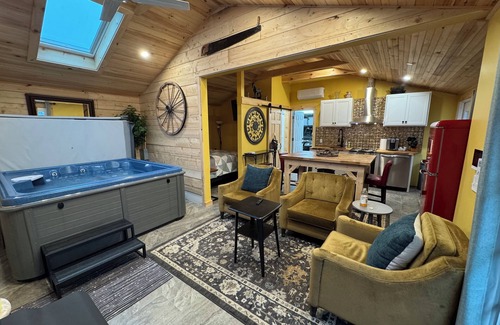 Stratford House | Soothing Carriage House with Hot Tub in charming Stratford