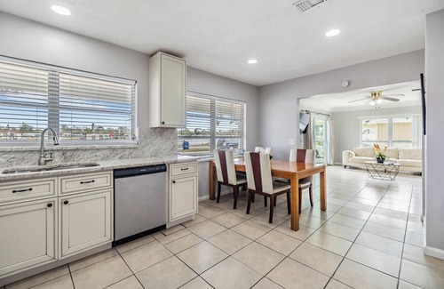 Bayou Shores House | Soothing townhome with PRIVATE DOCK & KAYAKS in St. Petersburg