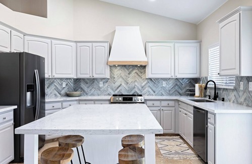 Raisin House | Sophisticated Contemporary Retreat@ Ft Washington