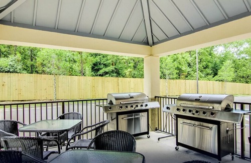 Arlington House | Sophisticated Room w/ Cozy Ambiance! Pet-Friendly