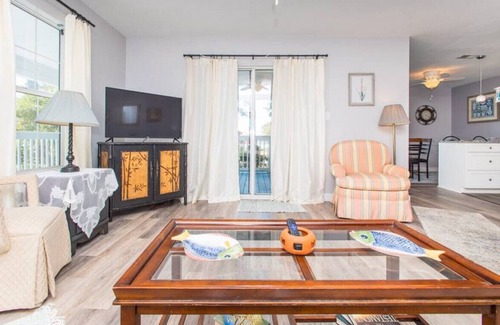 Gulf Breeze House | Soundside Vibes, w/private Beach access & Pool!