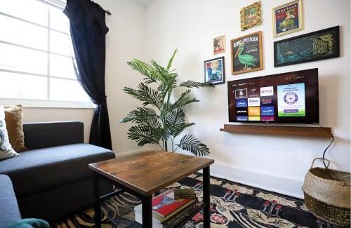 Flamingo/Lummus Apartment | South Beach Free Parking Family & Pet Friendly Walk to Beach & Bay
