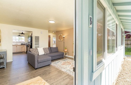 Greenside Park Apartment | 🏡South Fork Bungalow: Modern Furnishings, New Remodel, Peaceful & Central Location🌲