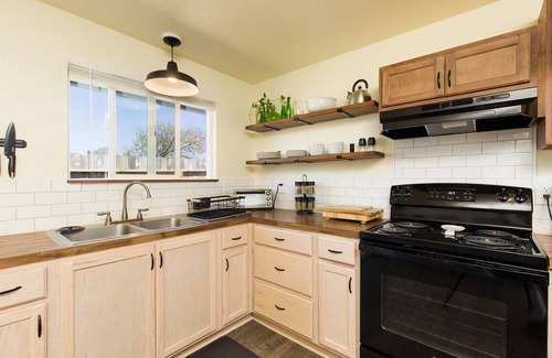 Greenside Park Apartment | 🏡South Fork Bungalow: Modern Furnishings, New Remodel, Peaceful & Central Location🌲