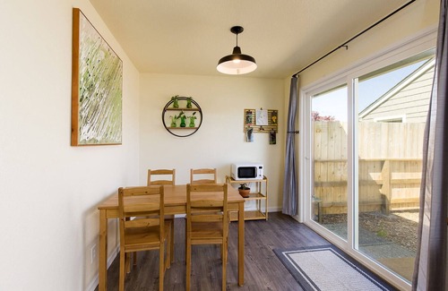 Greenside Park Apartment | 🏡South Fork Bungalow: Modern Furnishings, New Remodel, Peaceful & Central Location🌲