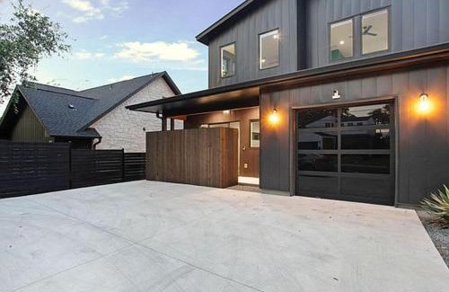 South Lamar Apartment | South Lamar Luxe Creekside Retreat with POOL