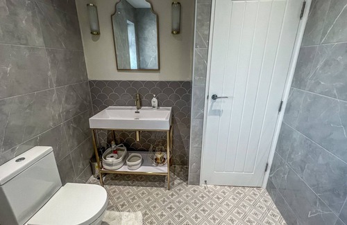 Merton House | South London's Hidden Gem | 3 Bedroom Guest House