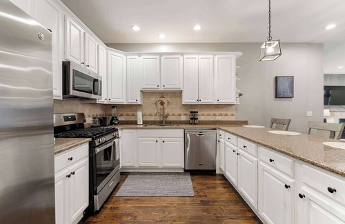 Near South Side Apartment | South Loop Three Bedroom Two Bath Home