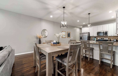 Near South Side Apartment | South Loop Three Bedroom Two Bath Home