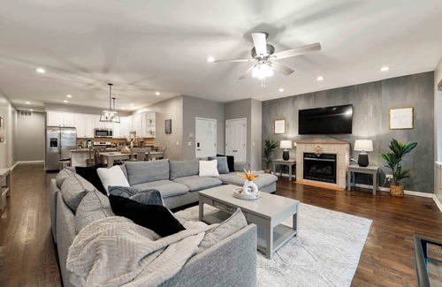 Near South Side Apartment | South Loop Three Bedroom Two Bath Home